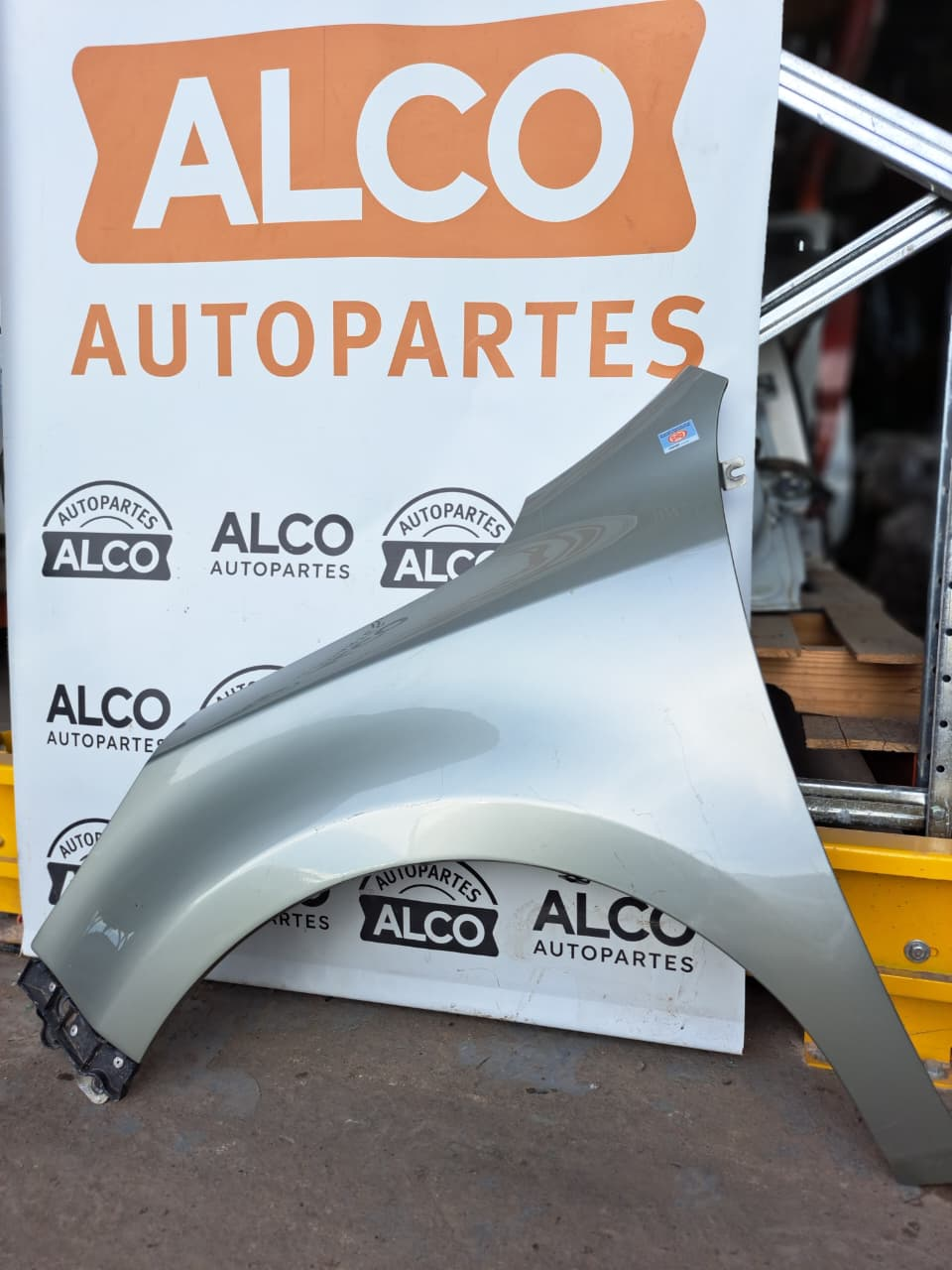 GUARDABARRO DELANTERO IZQUIERDO