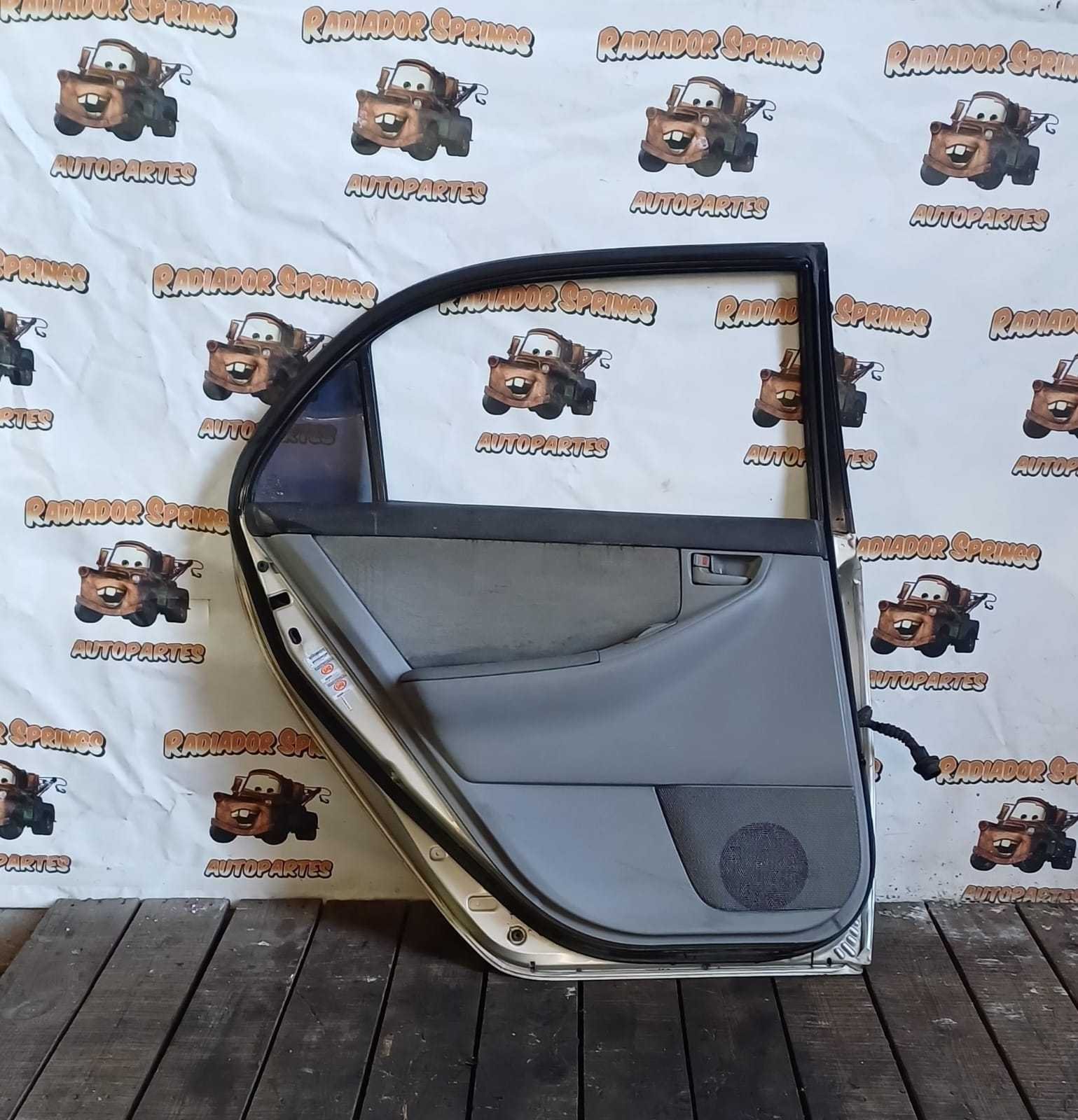 Puerta trasera izquierda